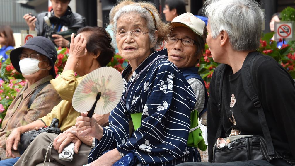Tốc độ gia tăng dân số hàng năm của Nhật Bản thấp dẫn đến hậu quả chủ yếu là gì